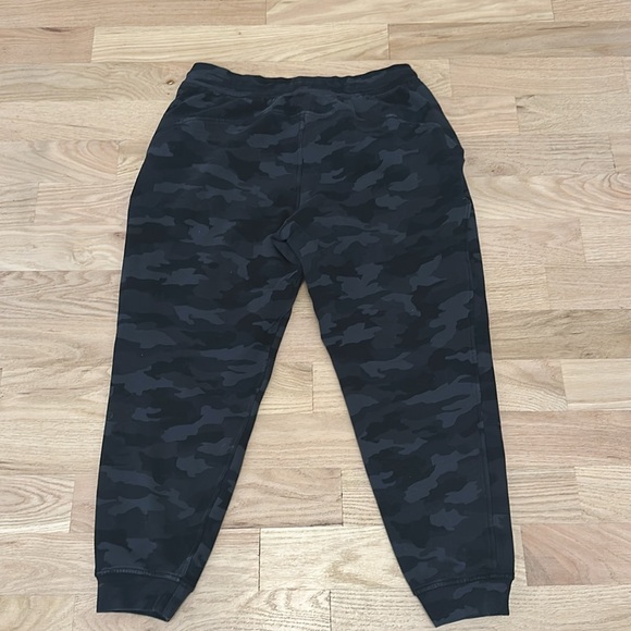 Lululemon Scuba Jogger Black Camo Size 12 - Picture 6 of 6
